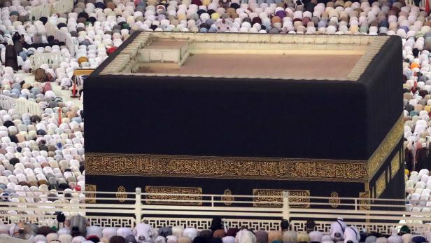 Muslime beten vor der Kaaba in Mekka