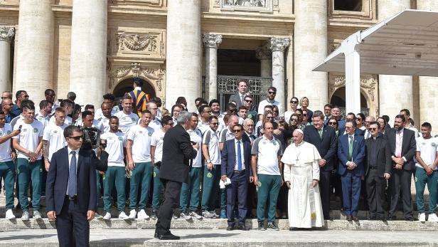 Der Papst mit der Mannschaft von Chapecoense