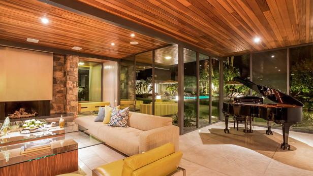 In Leonardo DiCaprios neuer Villa Erst im Vorjahr hat Leonardo DiCaprio das Haus der verstorbenen Sängerin Dinah Shore in Palms Springs erstanden. Nun vermietet der Schauspieler die Bleibe.