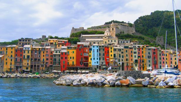 Entzückend bunt: Portovenere, an der ligurischen Küste, ist UNESCO-Weltkulturerbe. Berühmt ist das italienische Städtchen für seine schönen Schlösser und die farbenfrohen Häuserfassaden am Kai. 