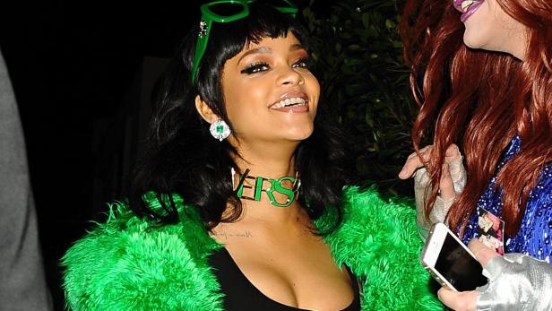 Kaum zu glauben, aber dieses Kostüm von Rihanna kommt nicht aus dem Villacher Faschingsfundus, sondern von Versace.