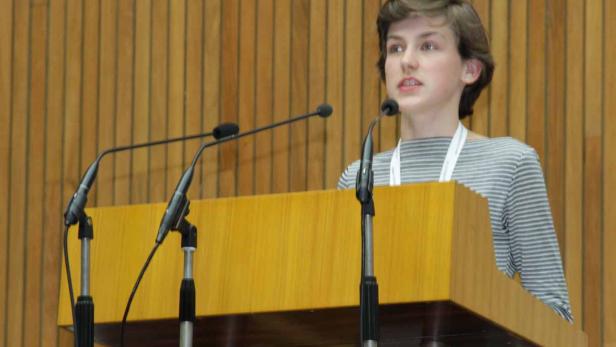 Eröffnet wurde die abschließende Sitzung im Plenarsaal des Nationalrates wie immer mit dem Bericht des Ausschusses. Berichterstatterin war Marlene Deutinger. Sie berichtete über die Diskussionen, Verhandlungen und den nun zur Abstimmung vorliegenden Gesetzes-Abänderungs-Antrag.