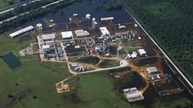 Die Chemie-Fabrik in Crosby, Texas, stand unter Wasser.