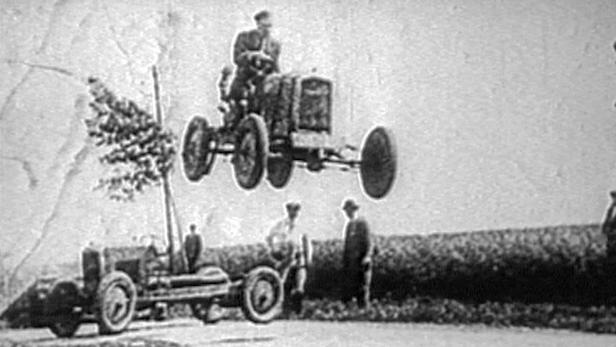 Welt der Wunder zu Beginn des 20. Jahrhunderts: Hier fliegt ein Auto. Später gab es den Ersten Weltkrieg.