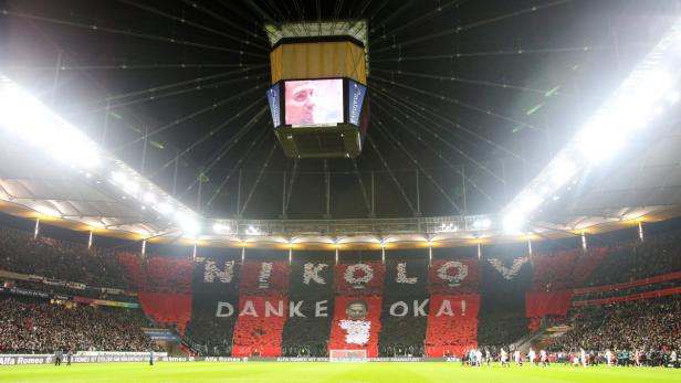 Ein Fußballstadion mit einer großen Choreografie der Fans, die „Nikolov, Danke Oka!“ zeigt.