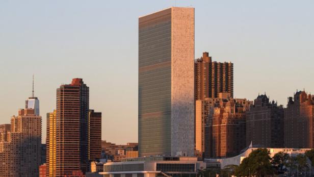 Das Hauptquartier der Vereinten Nationen in New York bei Sonnenuntergang.