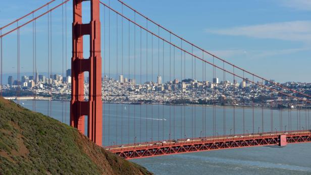 Die Golden Gate Bridge mit der Skyline von San Francisco im Hintergrund.