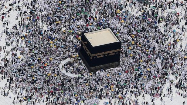 Muslim pilgrims circumambulate the Kaaba, Islam&#039;s holiest shrine, at the Grand Mosque in Saudi Arabia&#039;s holy city of Mecca on September 2, 2017, during the annual Hajj pilgrimage. / AFP PHOTO / KARIM SAHIB