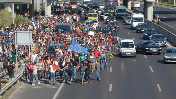 Tausende Flüchtlinge auf der Stadtautobahn M1 von Budapest Richtung Österreich