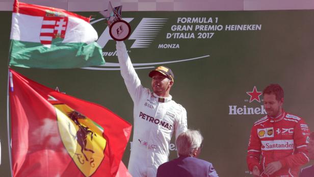 Lewis Hamilton (Mi.) verdarb den Ferraristi die Jubiläumsparty.