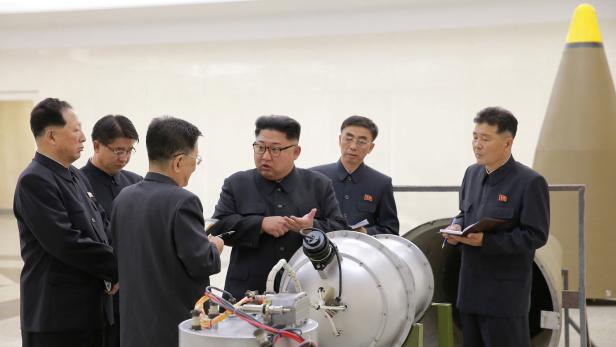Kim Jong-un mit seinem &quot;Spielzeug“, der Atombombe