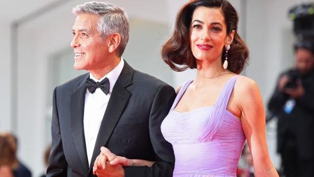 Was für ein PR-Coup: George Clooney machte von seinem Sommersitz am Comer See einen Abstecher zu den Filmfestspielen in Venedig, um seinen neuen Film&quot;Suburbicon&quot; zu promoten und nahm auch Ehefrau Amal mit.