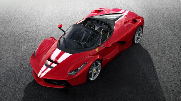 Ein roter Ferrari LaFerrari Aperta auf einer Asphaltfläche.