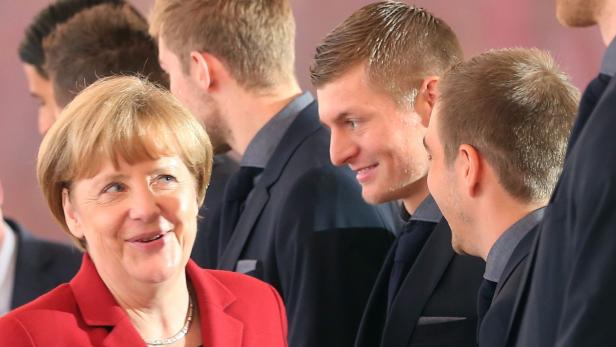 Toni Kroos ist ein Fan von Angela Merkel.