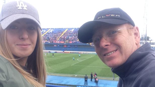 Ausflug zum Fußball: Eine Tochter Zagrebs mit ihrem Wiener Vater