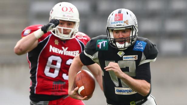 Zwei American-Football-Spieler in Aktion während eines Spiels.