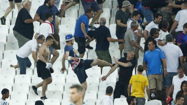 Leider gab es nach dem Schlusspfiff der Partie zwischen England und Russland in Marseille unschöne Szenen, als die Fangruppen ihren auf die Tribünen des Stadions verlegten. Traurig.