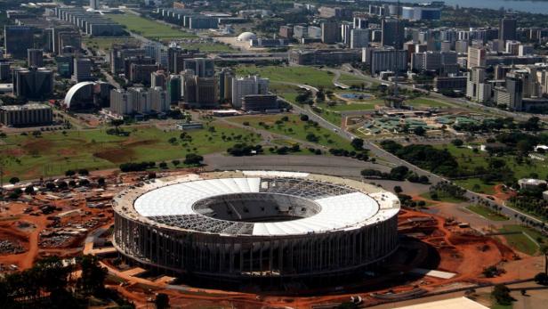 A view shows the Mane Garrincha stadium in Brasilia, March 17, 2013. Brazil&#039;s capital city, struggling to finish a new soccer stadium in time for an upcoming dress rehearsal for the 2014 World Cup, is turning to a surprising partner for help: the United Nations. With the Mane Garrincha stadium only 87 percent complete, and a rapidly approaching April 21 deadline imposed by world soccer body FIFA for its delivery, time is of the essence. Picture taken March 17, 2013. REUTERS/Anthony Boadle (BRAZIL - Tags: BUSINESS CONSTRUCTION SPORT)