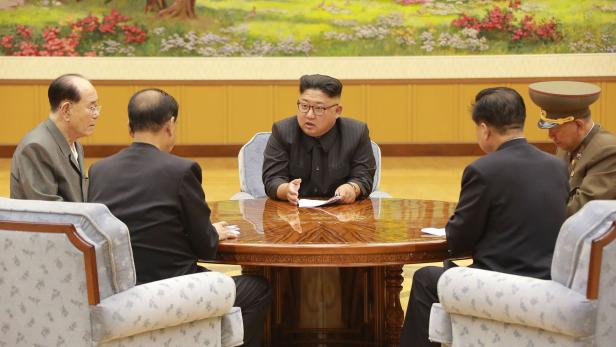 Kim Jong-un mit Beratern