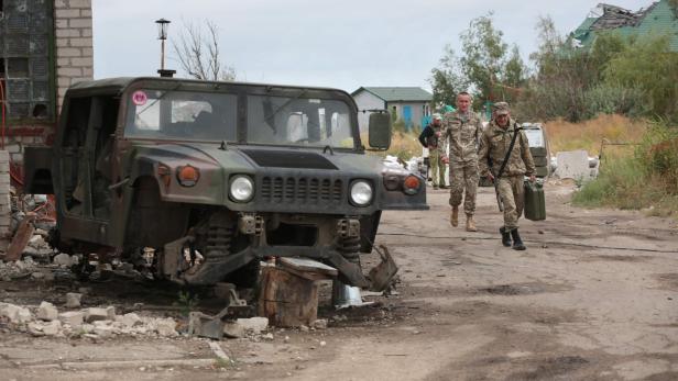 Zerstörtes Militärfahrzeug in der Ost-Ukraine.