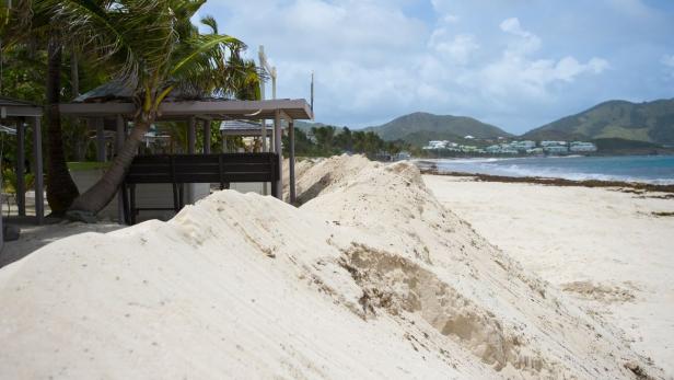 Saint-Martin: Auf der Karibikinsel sind vor Strandhotels Sandwälle aufgeschüttet worden, um diese vor größeren Schäden zu schützen.