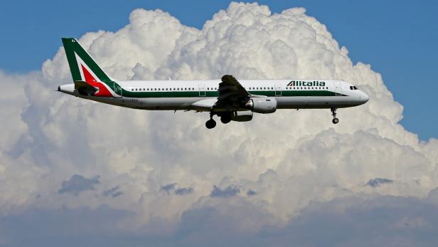 Maschine der Alitalia im Anflug auf Rom