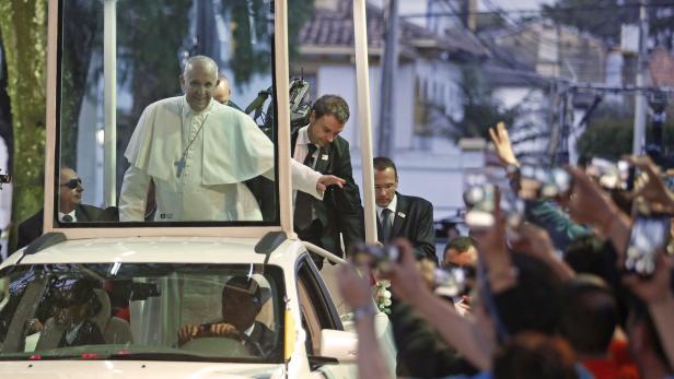 "Friedenspapst" Franziskus begeistert in Kolumbien empfangen