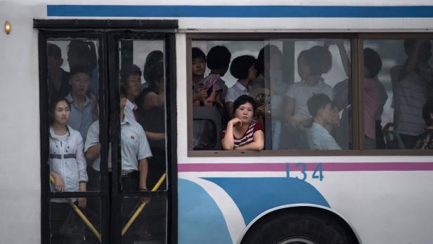 Nordkoreaner in einem Bus in Pjöngyang