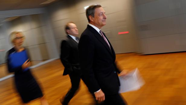 Eilig hatten es Draghi (r.), EZB-Vize Constancio und Sprecherin Graeff nur auf dem Weg zur Pressekonferenz