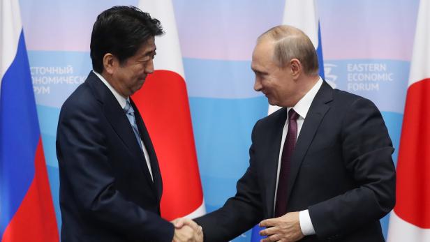Wladimir Putin trifft Shinzo Abe in Wladiwostok