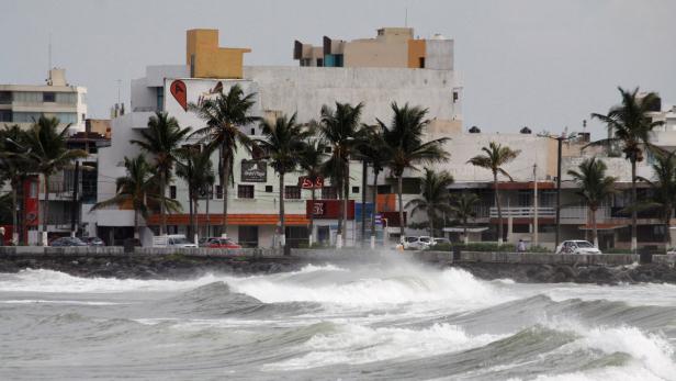 In Veracruz kündigt sich &quot;Katia&quot; mit hohen Wellen an. Nun Furcht vor Tsunami.