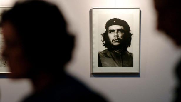 Das Original kennen Sie: Mit dieser Aufnahme wurde Alberto Korda weltberühmt und Che Guevara zu einer Ikone der Jugendbewegung.