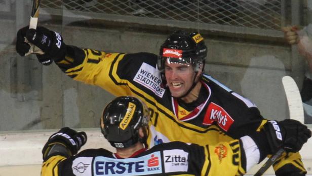 Zwei Eishockeyspieler in gelb-schwarzen Trikots feiern ein Tor.