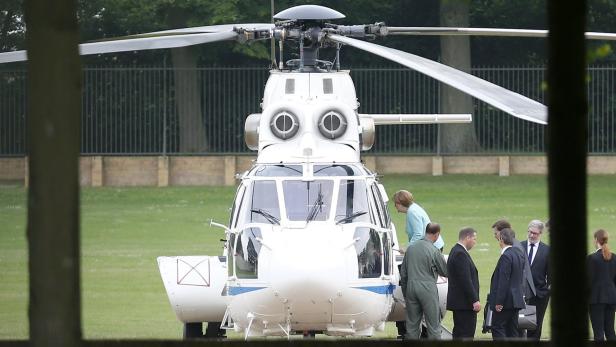Angela Merkel besteigt einen Cougar-Helikopter der Luftwaffe