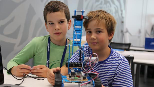 Dario und Xaver programmierten ihren ersten Roboter