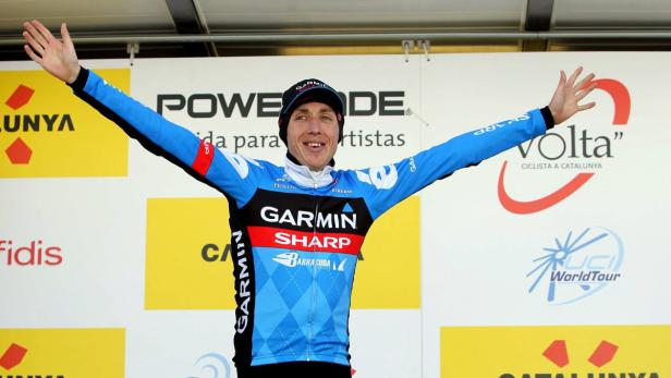 epa03634673 Ireland cyclist of Garmin team Daniel Martin celebrates on the podium his victory in the fourth stage of Volta Catalonia cycling race, 217,7 kms between Lanars and Port Aine in Catalonia, northeastern Spain, 21 March 2013. EPA/TONI ALBIR