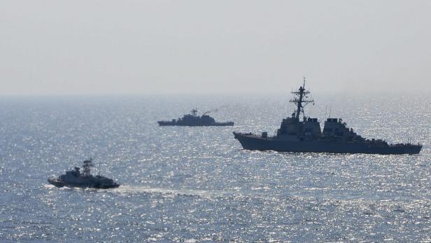 Marine-Schiffe vor Odessa im Schwarzen Meer.