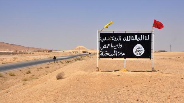 Ein Schild des IS vor der syrischen Stadt Al-Sukhnah.