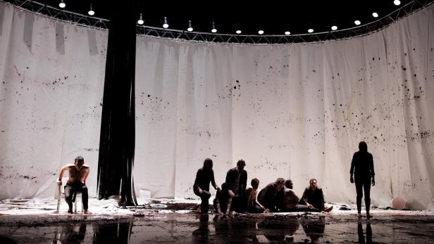 Als hätte Hermann Nitsch bei „paradies fluten“ Regie geführt: Das Ensemble balgt sich im Theaterblut, bis es ermattet.