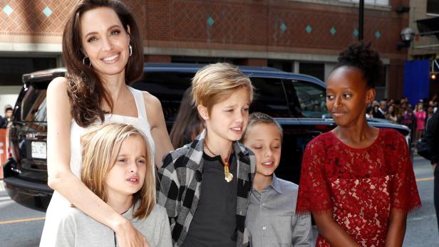 Die kleine Vivienne wurde ständig umarmt, während Angelina Jolie mit breitem Lächeln eine Charmeoffensive am Filmfestival in Toronto startete.
