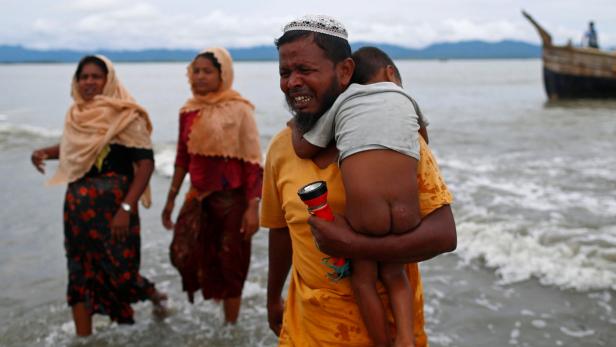 Diese Rohingya flüchteten am Sonntag über die Grenze zu Bangladesch.