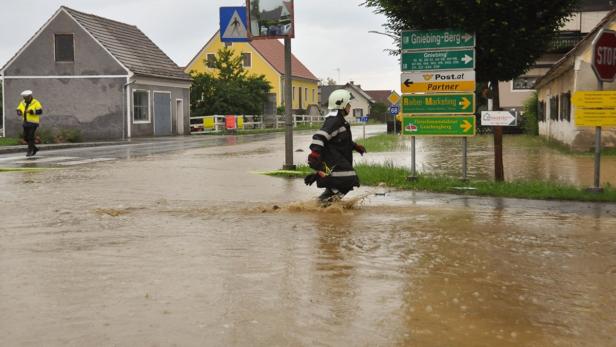 Die Straßen in Giebing sind überflutet.