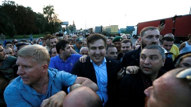 Saakaschwili beim überqueren der Grenze inmitten von Unterstützern.
