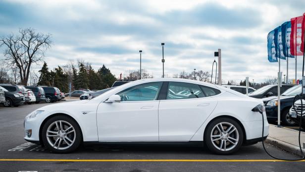 Für das Tesla Modell S gibt es ein umfangreiches Notfall-Handbuch