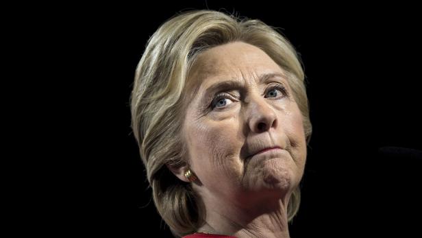Ganz verwunden scheint Hillary Clinton ihre Niederlage noch nicht zu haben.