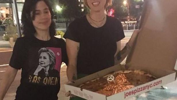 Signierstunde: Hillary schickt wartenden Fans Pizza