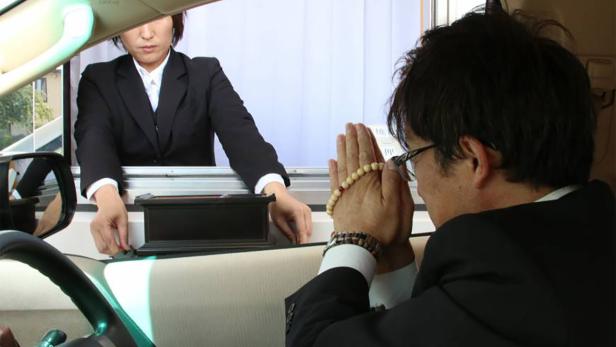 Japan: Trauern im Drive-in für Bestattungen