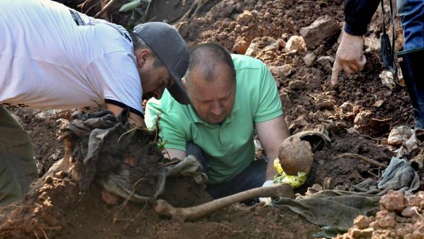 Forensiker arbeiten beim kürzlich entdeckten Massengrab in Tugovo.