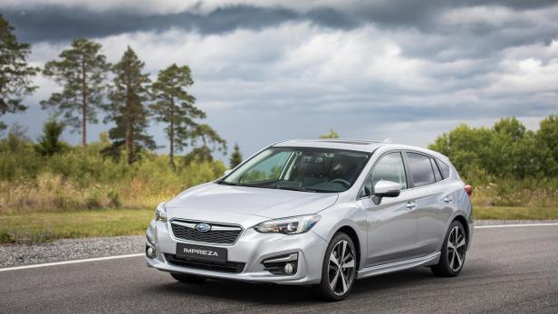 Ein silberner Subaru Impreza auf einer asphaltierten Straße.