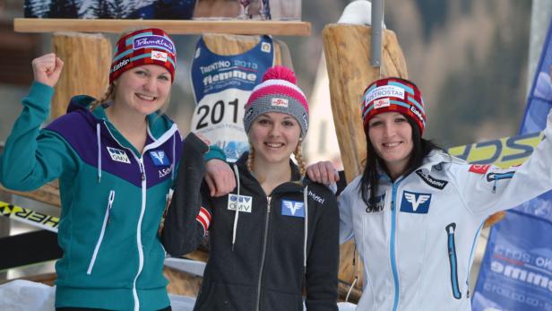 APA11545688 - 20022013 - PREDAZZO - ITALIEN: Die Skisprungdamen (v.l.) Katharina Keil, Chiara Hölzl und Jacqueline Seifriedsberger, anl. einer ÖSV-Pressekonfernz am Mittwoch, 20.Febrfuar 2013. Vom 20. Februar bis 3. März 2013 finden die Nordischen Ski-Weltmeisterschaften in Val di Fiemme statt. APA-FOTO: BARBARA GINDL